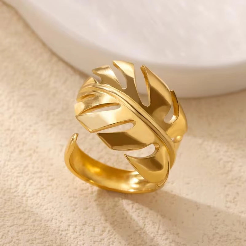 Wholesale Gold Stainless Steel Fashionable Lip-Shaped Flower Ring
