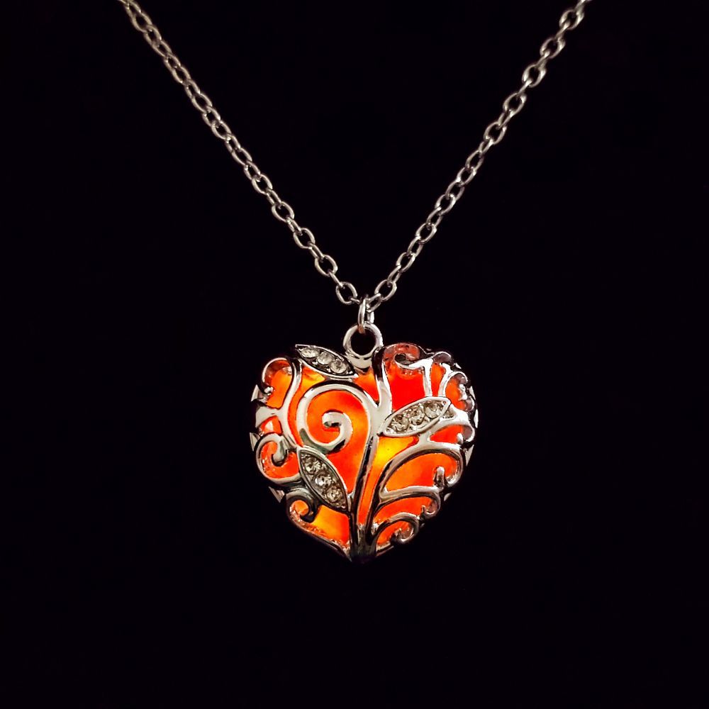 Wholesale Hollow out ocean heart-shaped luminous necklace
