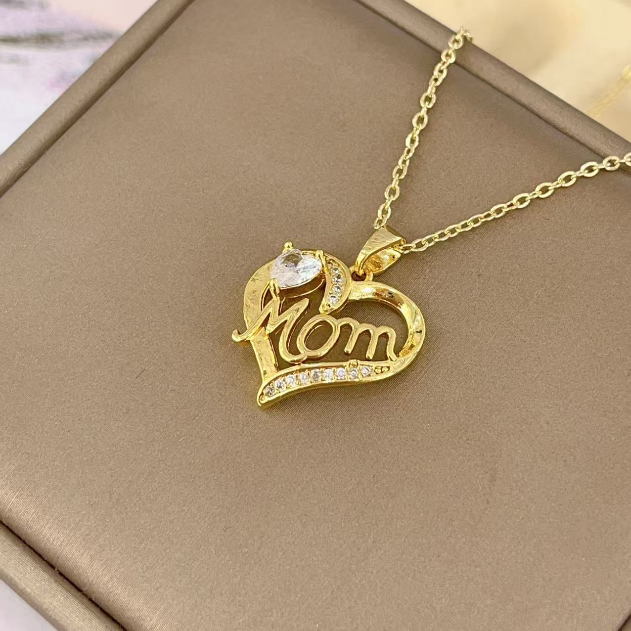 Wholesale Mother' s Day Letter Mom necklace heart necklace