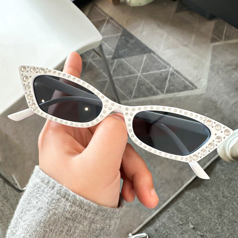 Wholesale Small frame cat eye diamond street photography sunglasses