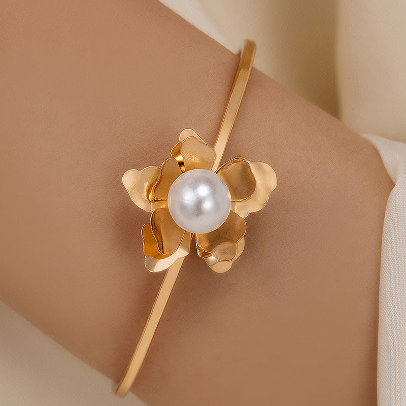 Wholesale Three-dimensional Flower Inlaid Pearl Open Bracelet