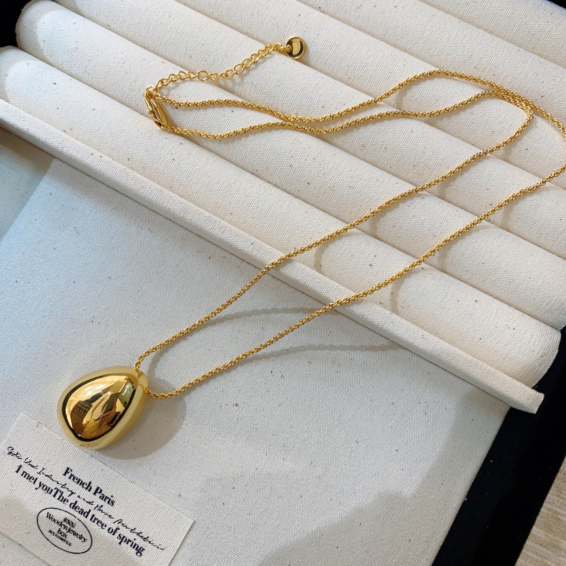 Wholesale French Retro Egg-Shaped Teardrop Pendant Necklace