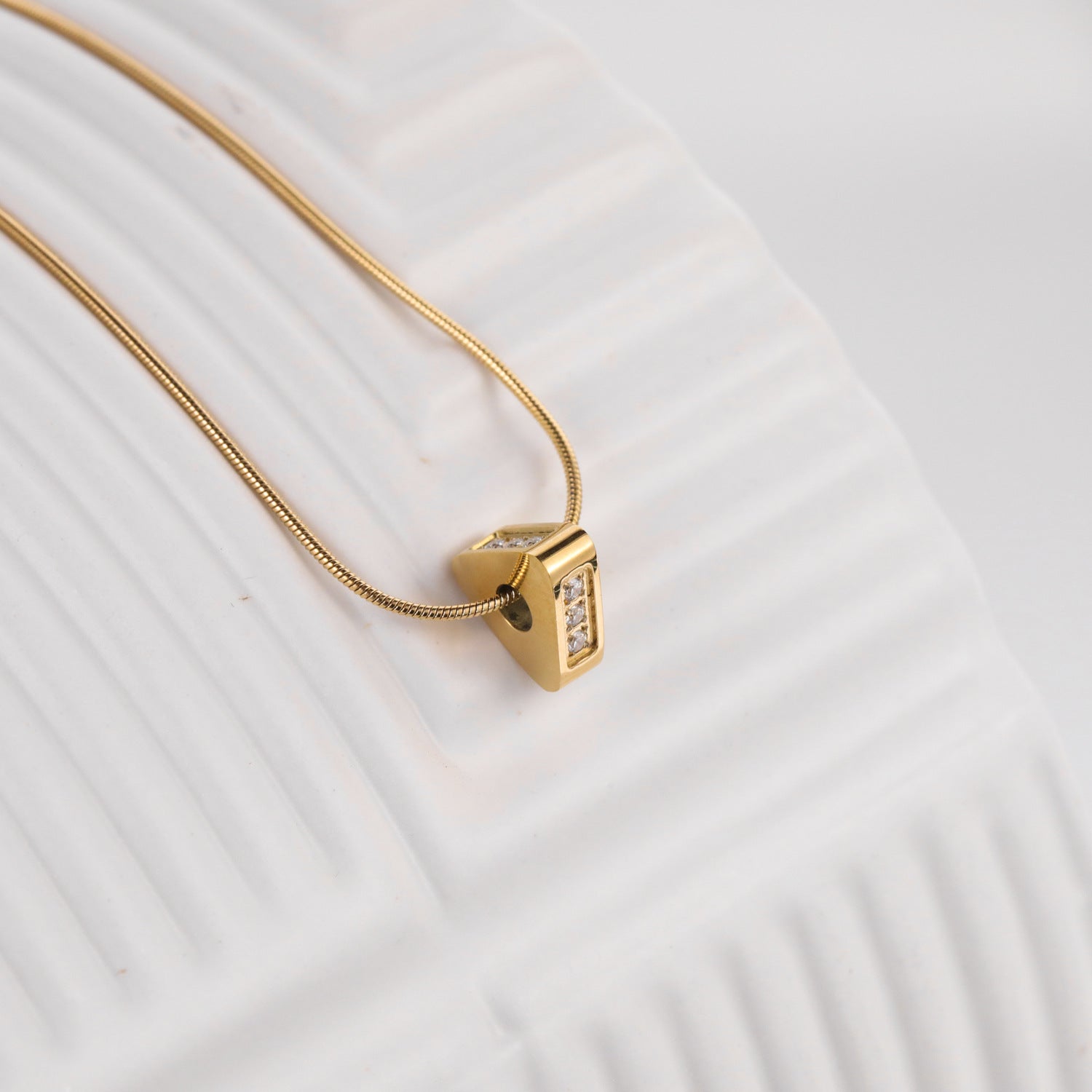 Wholesale Three-dimensional Triangle Plated 18k Gold-plated Zircon Titanium Steel Necklace Clavicle Chain