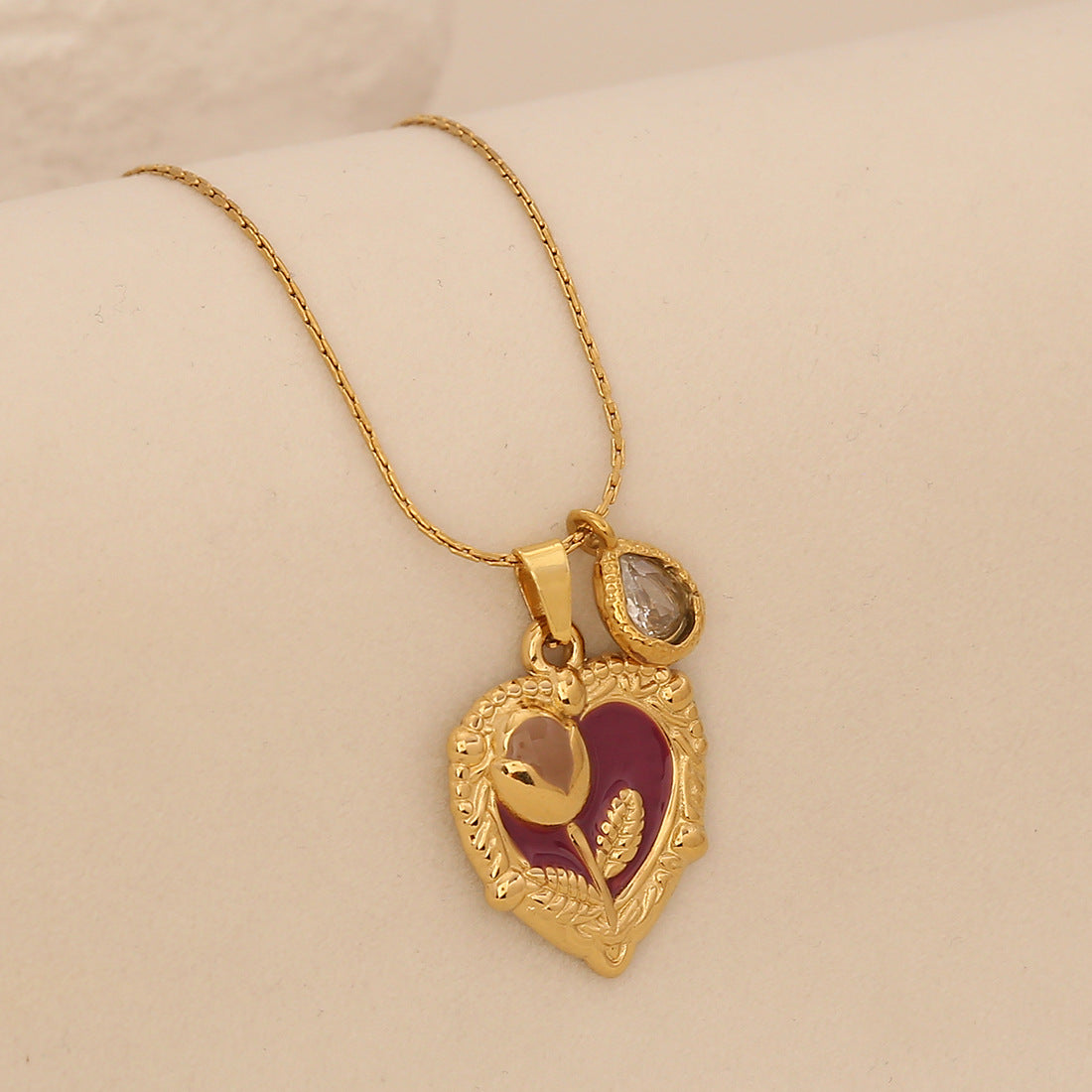 Wholesale   Rose Heart-Shaped Pendant Necklace Retro Accessible Luxury Necklace