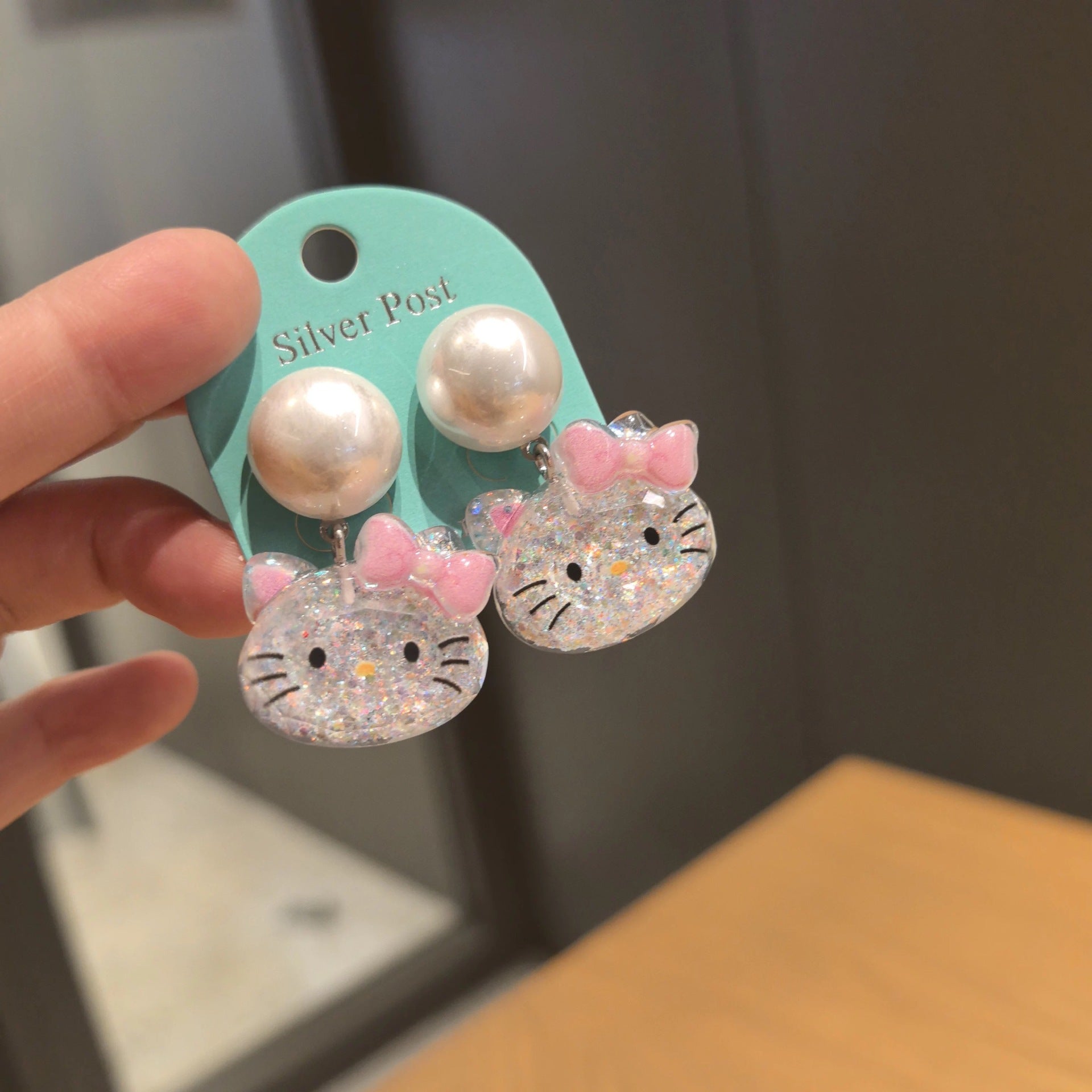 Wholesale Pearl sequined cat earrings