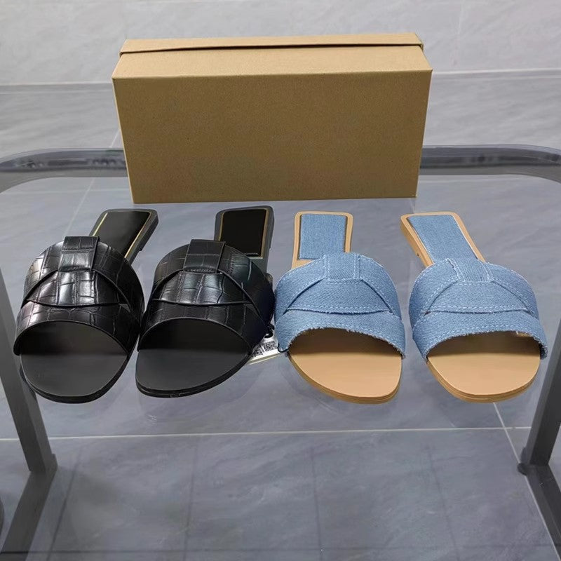 Wholesale Lightweight flat slippers for women summer outdoor round toe open toe beach sandals