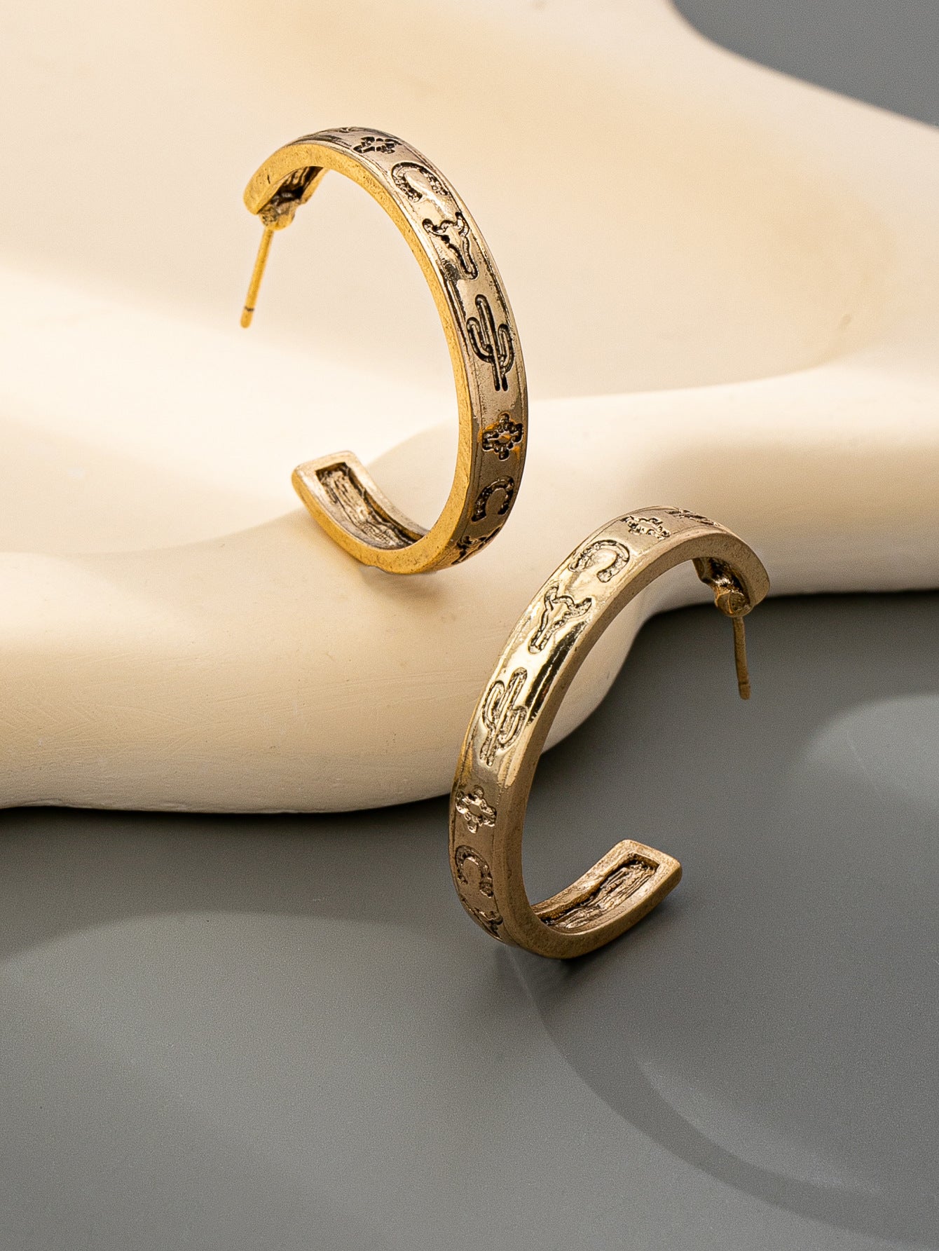 Wholesale Retro Western Cactus Print C Shaped Earrings For Women Antique Gold Zinc Alloy Fashion Accessory
