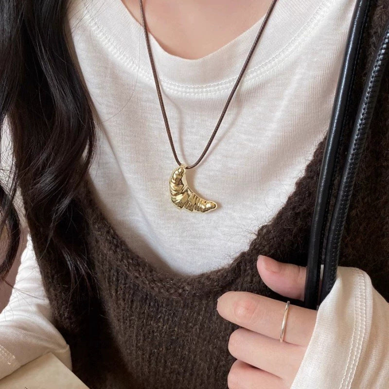 Wholesale Red hollow flower heart-shaped necklace