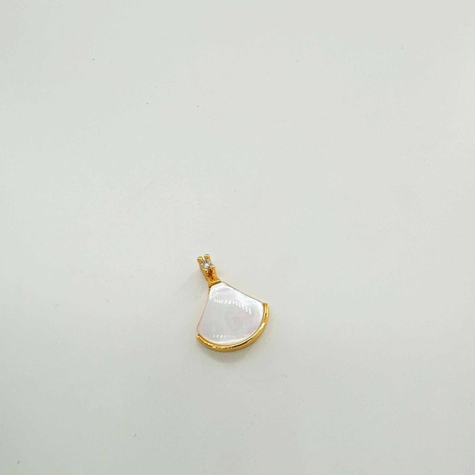 Wholesale 18K gold plated copper natural shell inlaid fan shaped heart pendant