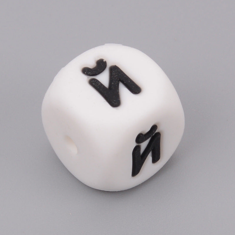 Letras rusas de silicona de 50 piezas al por mayor cuentas dispersas