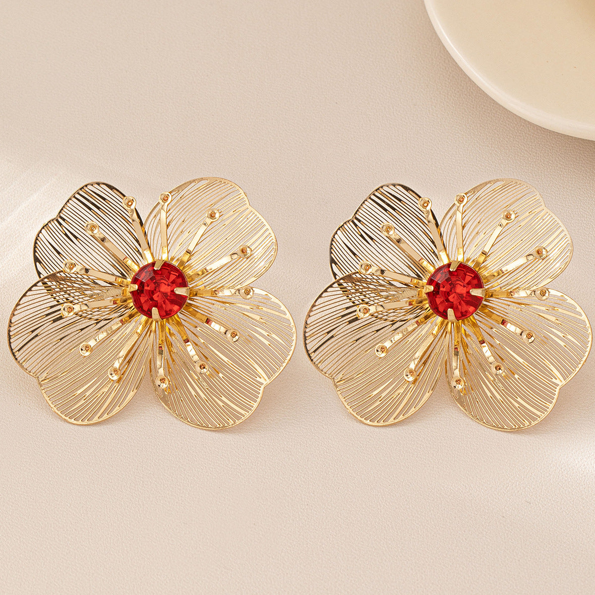 Wholesale 1 Pair French Retro High-end Retro Flower Earrings Daily Commute Valentine's Day Gift