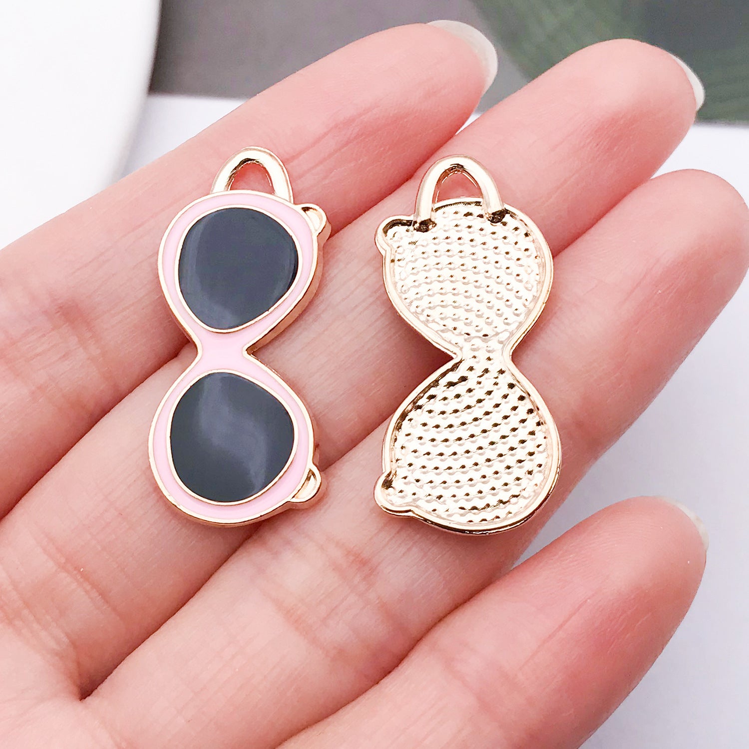 Wholesale Chic Lipstick High Heel Zinc Alloy Pendants Electroplated Oil Drip Charms For DIY Jewelry Fashion Accessory Gift Resale