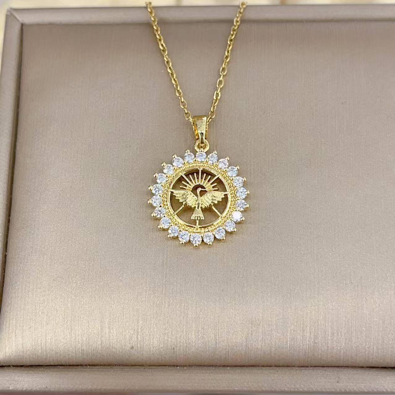 Wholesale Micro inlaid bird shaped circular Vintage Necklace