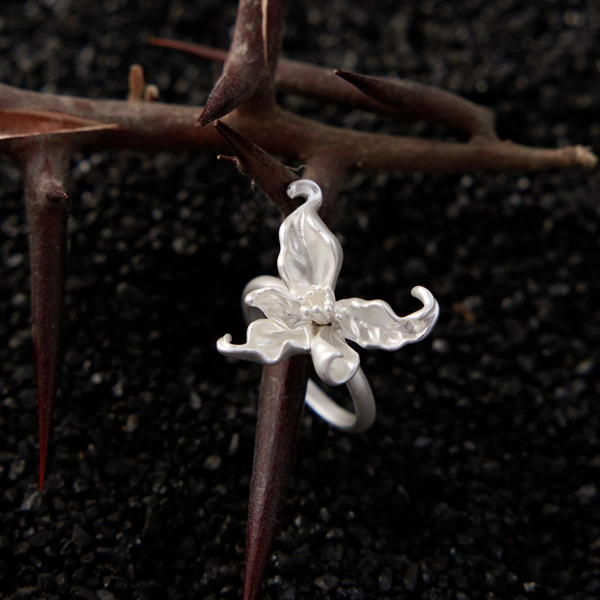 Wholesale Autumn and Winter White Iris Blossoming Ring