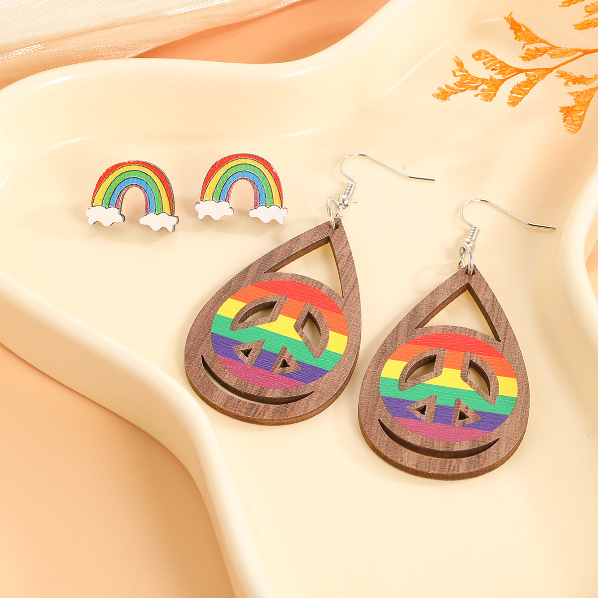 Pendientes de madera de letrero de paz estampado de arco irbow al por mayor