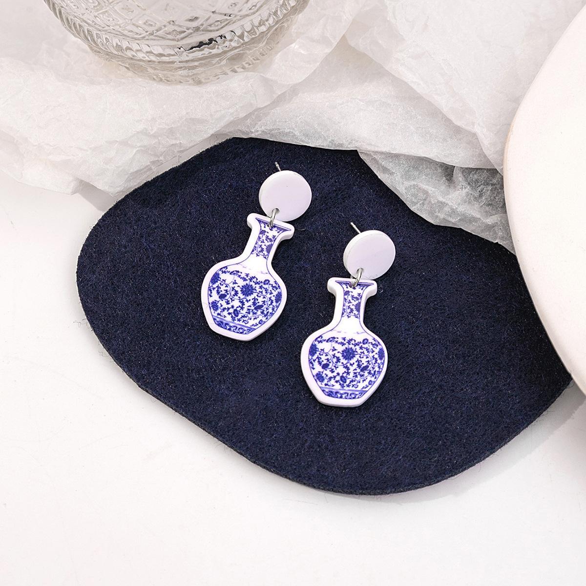 Wholesale blue and white porcelain fragment retro acrylic blue elegant geometric earrings
