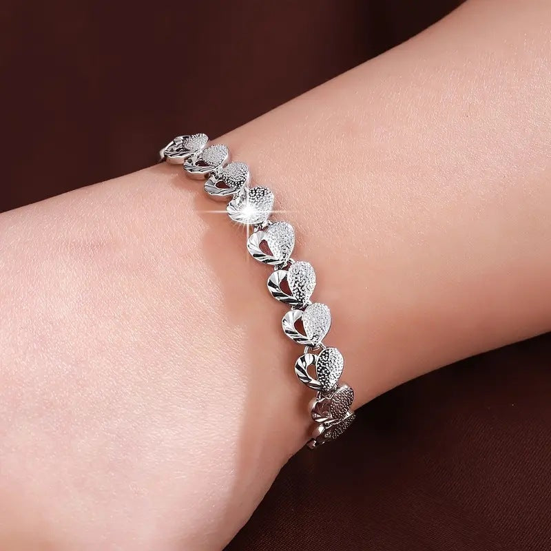 Wholesale Heart-shaped openwork bracelet for Valentine' s Day