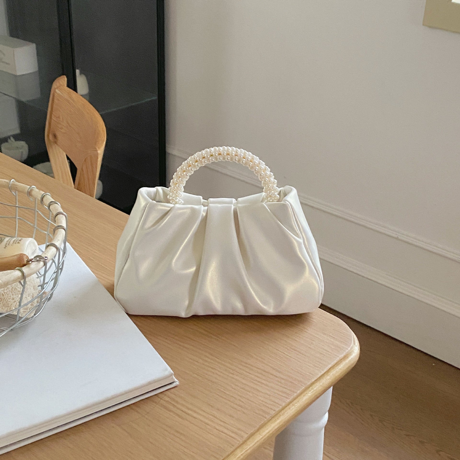 Wholesale Fashion Pleated Pearl Handbag Cloud Bag