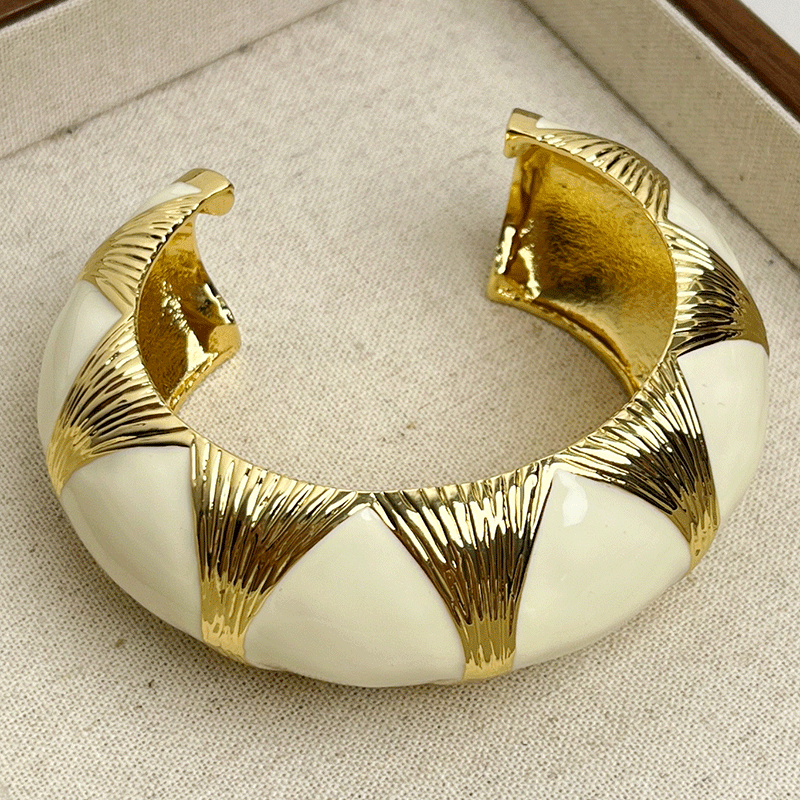 Wholesale  Retro Black Gold Enamel Stacked Wearing Wide Refined Open Bracelet