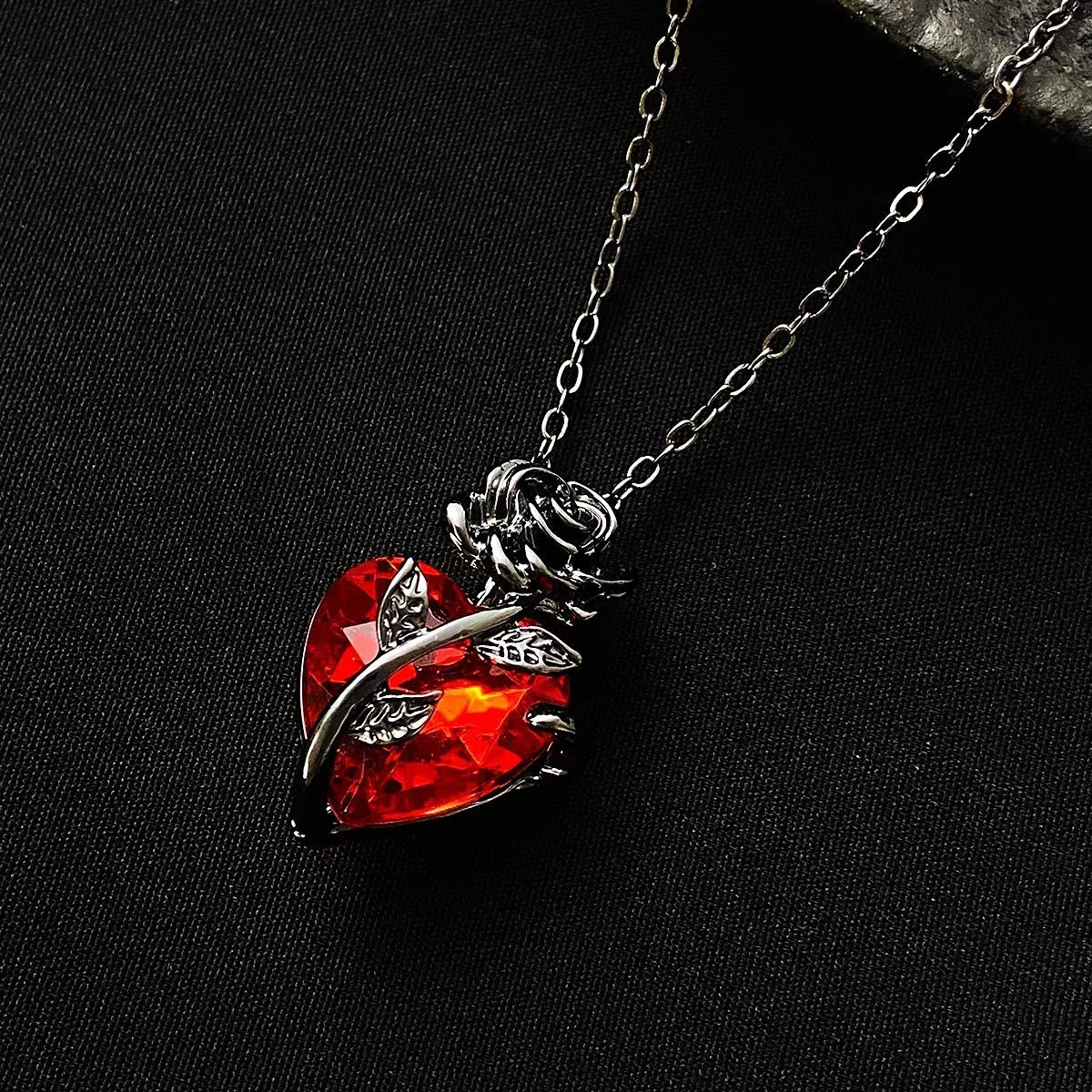 Wholesale Vintage Love Rose Flower Clavicle Chain Gothic Dark Wind Flower Winding Pendant Necklace