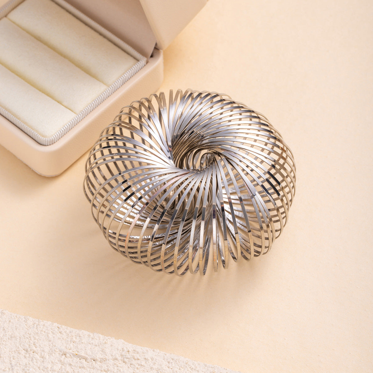 Wholesale women' s metal bracelet