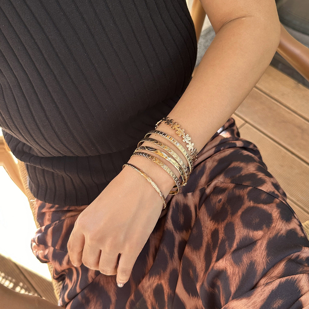 Wholesale sweet cool carved pattern flower bracelet metal texture stacked bracelet