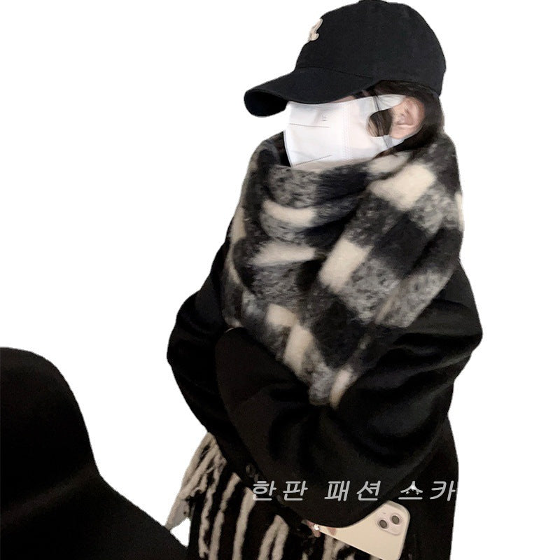 Wholesale Autumn and Winter Black and White Plaid Thickened Thermal Scarf