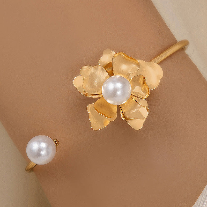 Wholesale Three-dimensional Flower Inlaid Pearl Open Bracelet