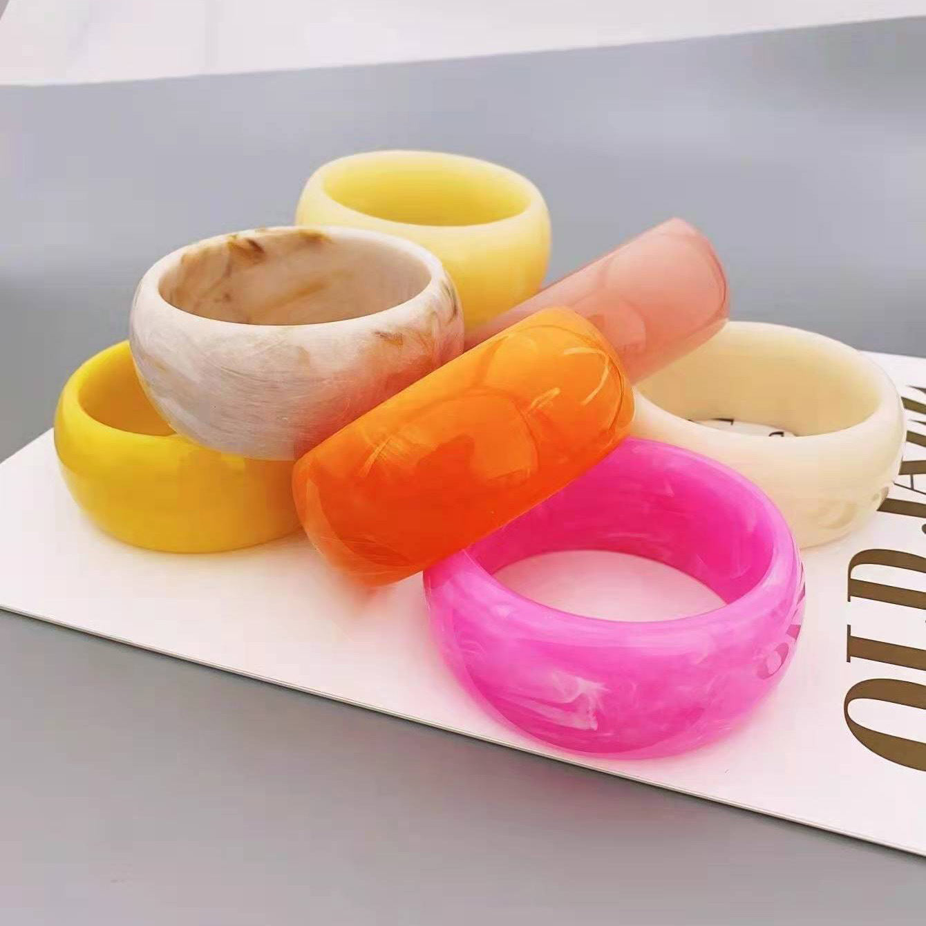 Wholesale Wide Circular Colorful Jelly Colored Dynamic Acrylic Resin Eco-friendly Bracelet
