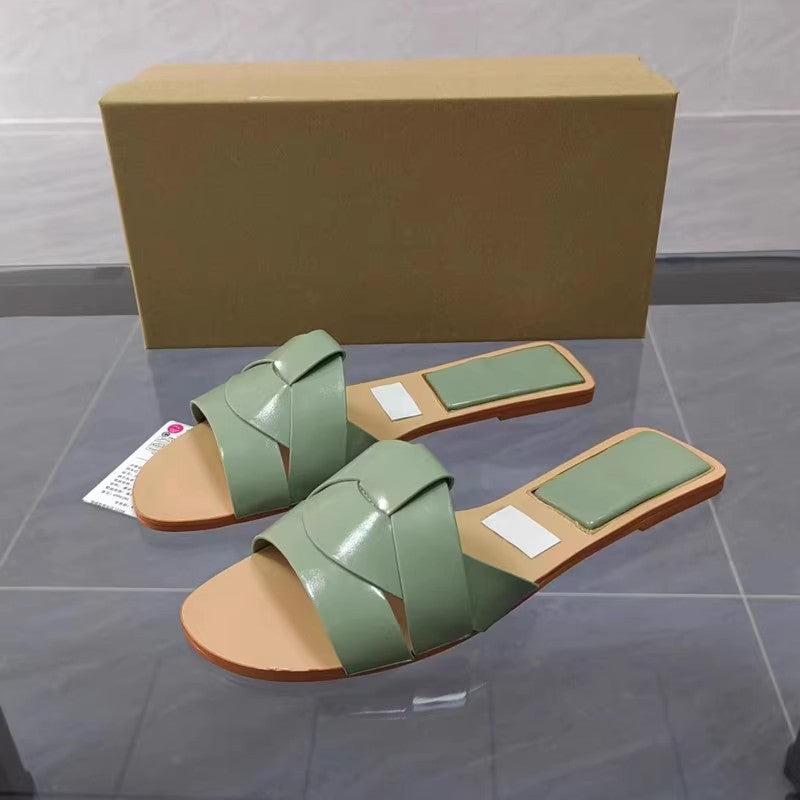 Wholesale Lightweight flat slippers for women summer outdoor round toe open toe beach sandals
