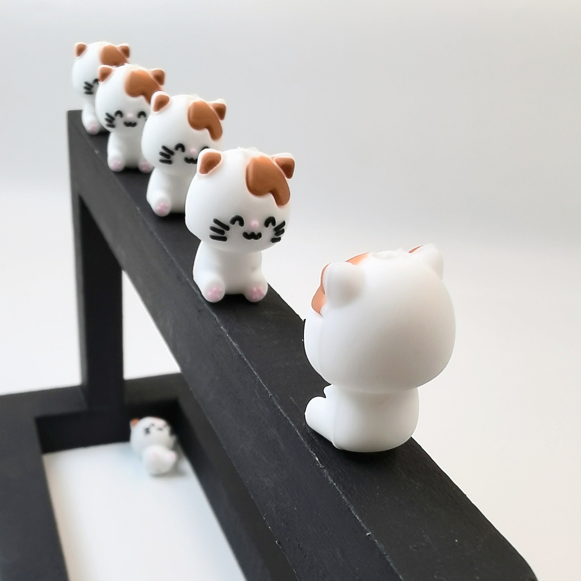 Wholesale 10pcs 3D White Kitten New Three-dimensional Silicone Cartoon DYI Beads