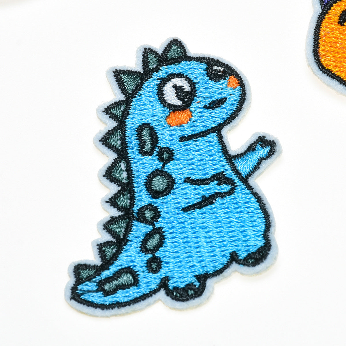 Wholesale Stylish Dinosaur Twill Embroidered Patch Iron On Applique For DIY Clothing And Bag Decoration
