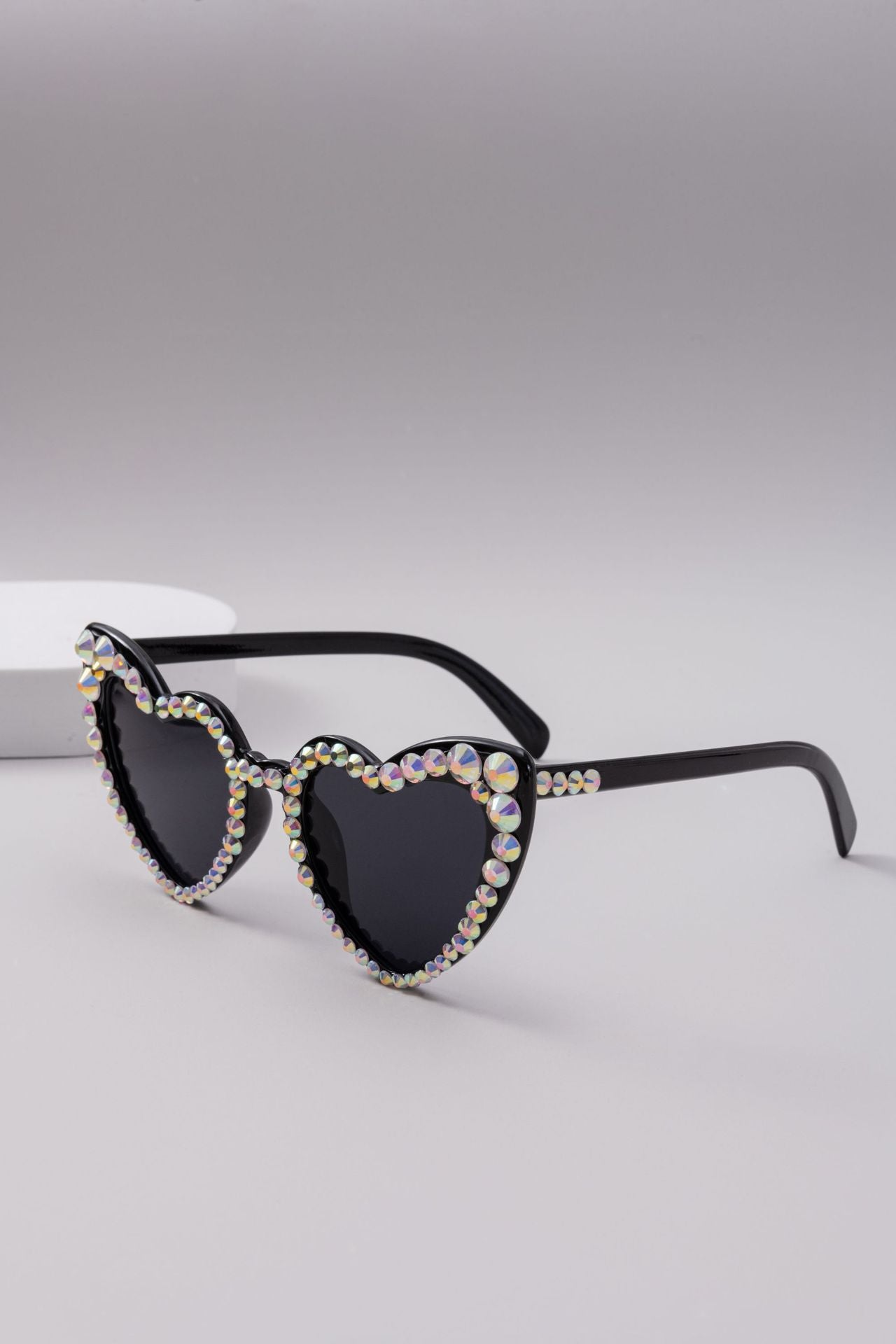 Wholesale Heart-shaped diamond sunglasses, dot diamond handmade glasses 2024 new style women's cute cat-eye