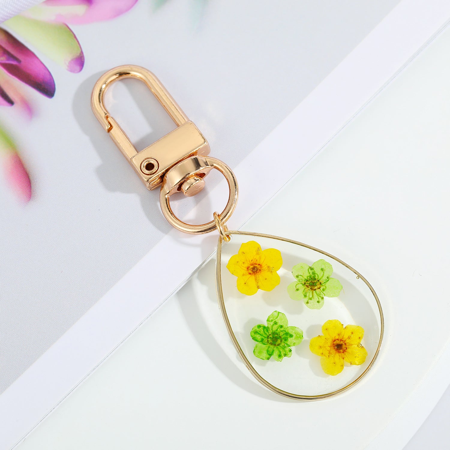 Wholesale 5pcs/pack Dried Flowers Natural Flowers Drip Oil Daisy Alloy Keychains