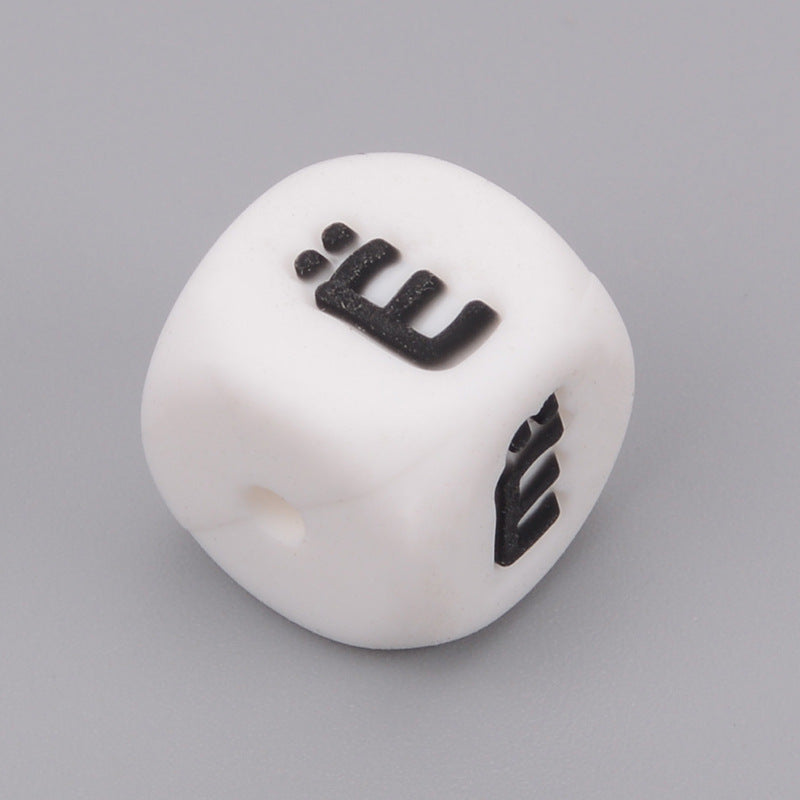 Letras rusas de silicona de 50 piezas al por mayor cuentas dispersas