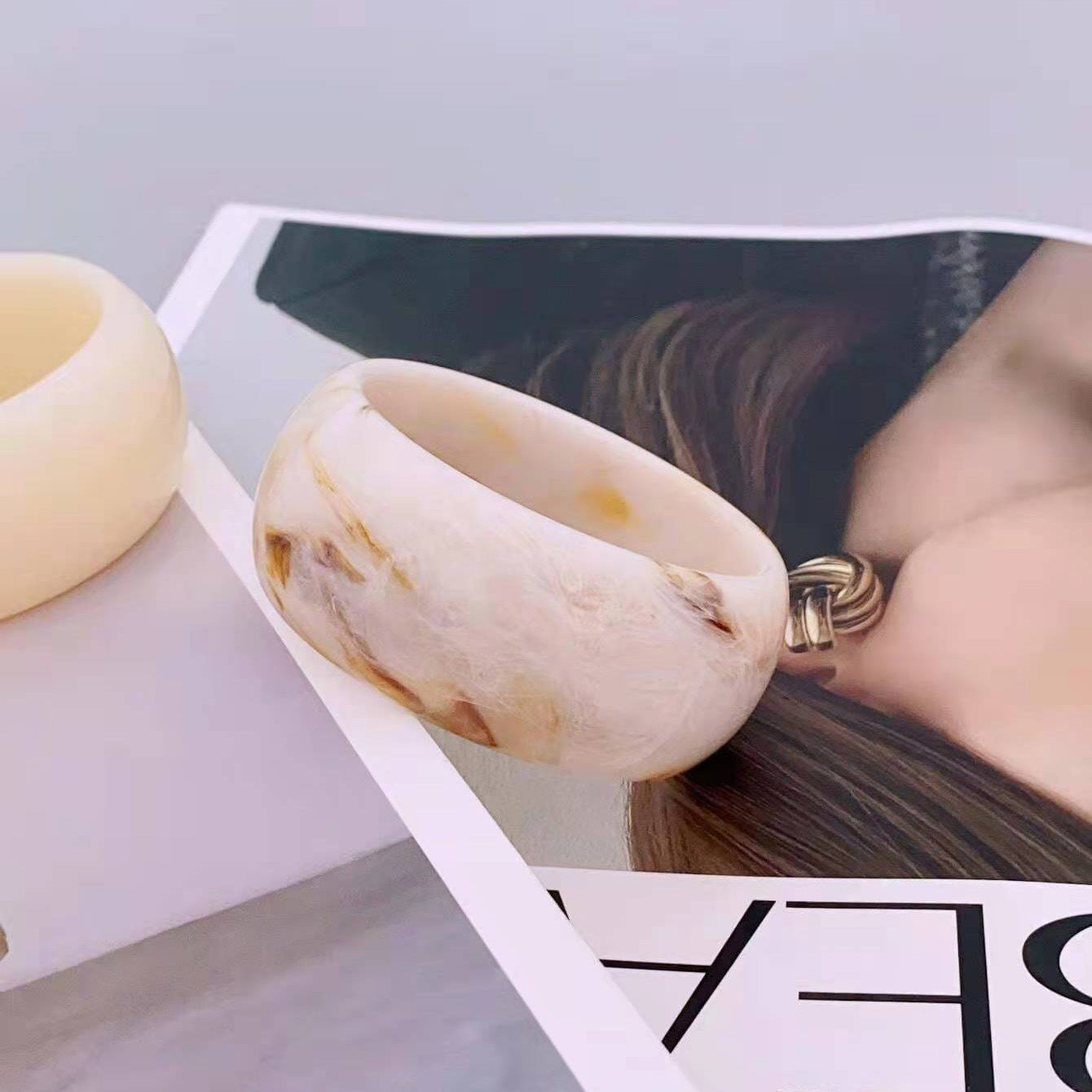 Wholesale Wide Circular Colorful Jelly Colored Dynamic Acrylic Resin Eco-friendly Bracelet