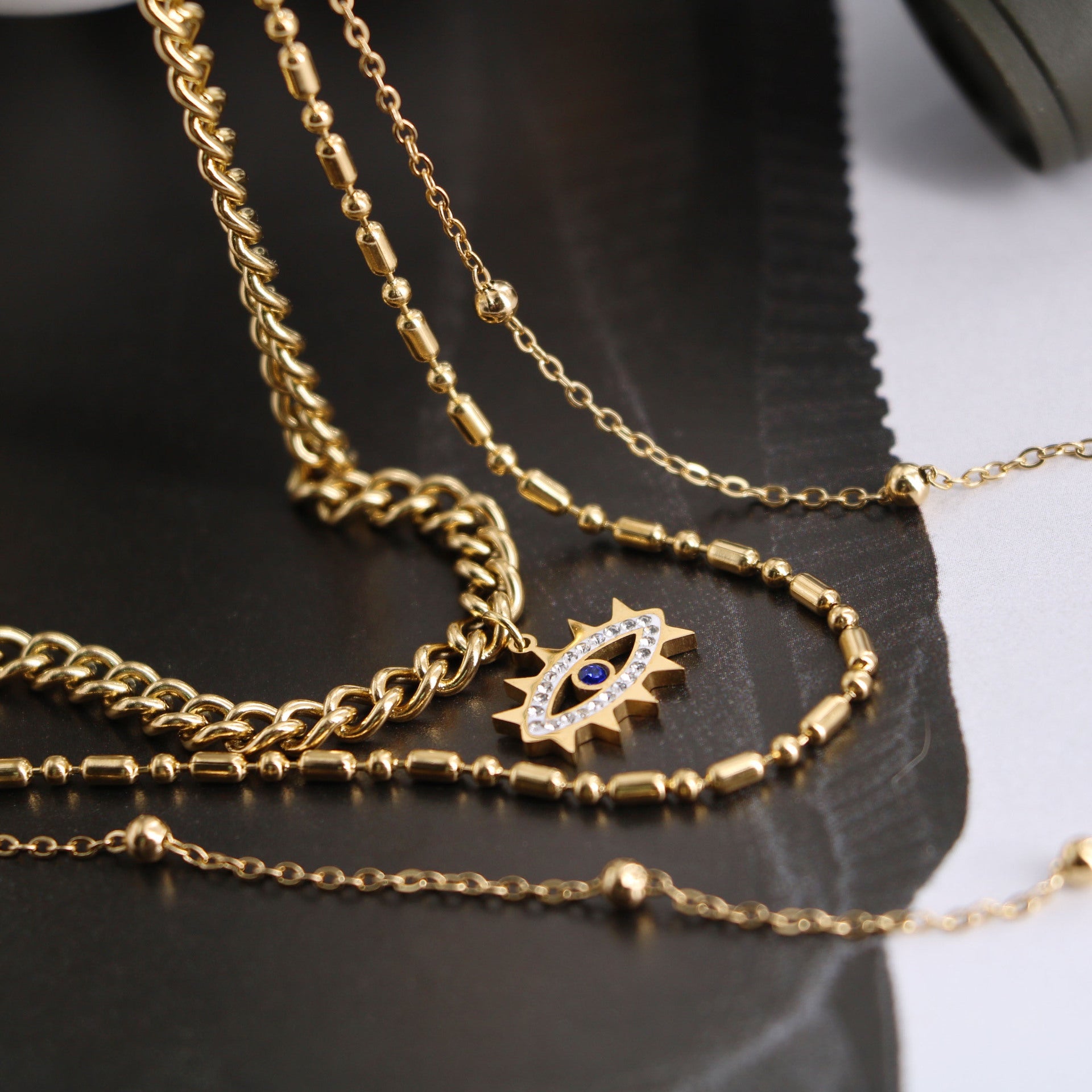 Elementos de los ojos del diablo al por mayor se apilan collares de acero de titanio multicapa de viento apilados