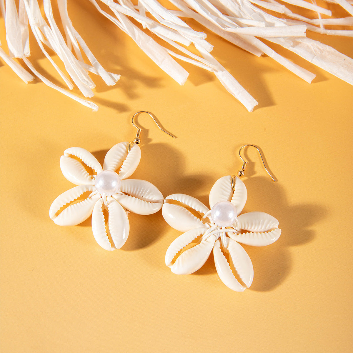 Wholesale Southeast Asian Hand-woven Beach Shell Flower Pendant