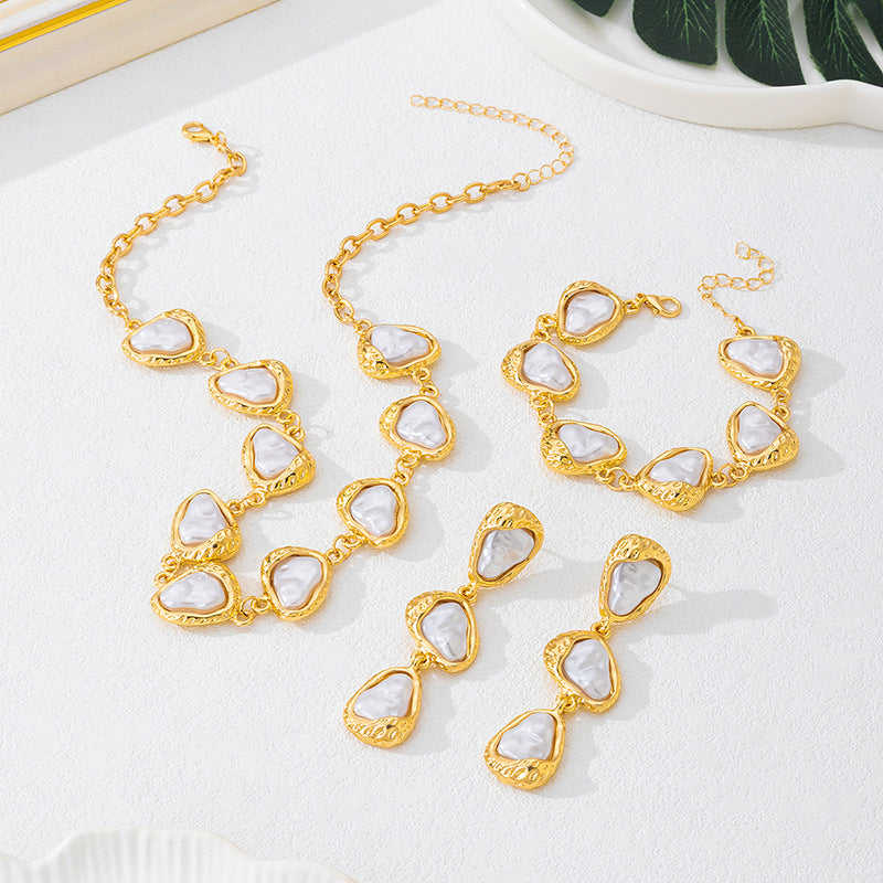 Wholesale Retro Geometric Pearl Women S Jewelry Set Alloy Electroplated Necklace Bracelet Earrings Fashion Accessory Gift