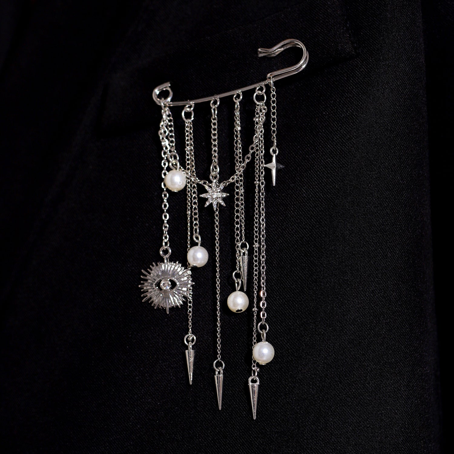 Wholesale Electroplated Alloy Heart Brooch Pin With Chain Tassel Unisex Punk Style Suit Coat Accessory