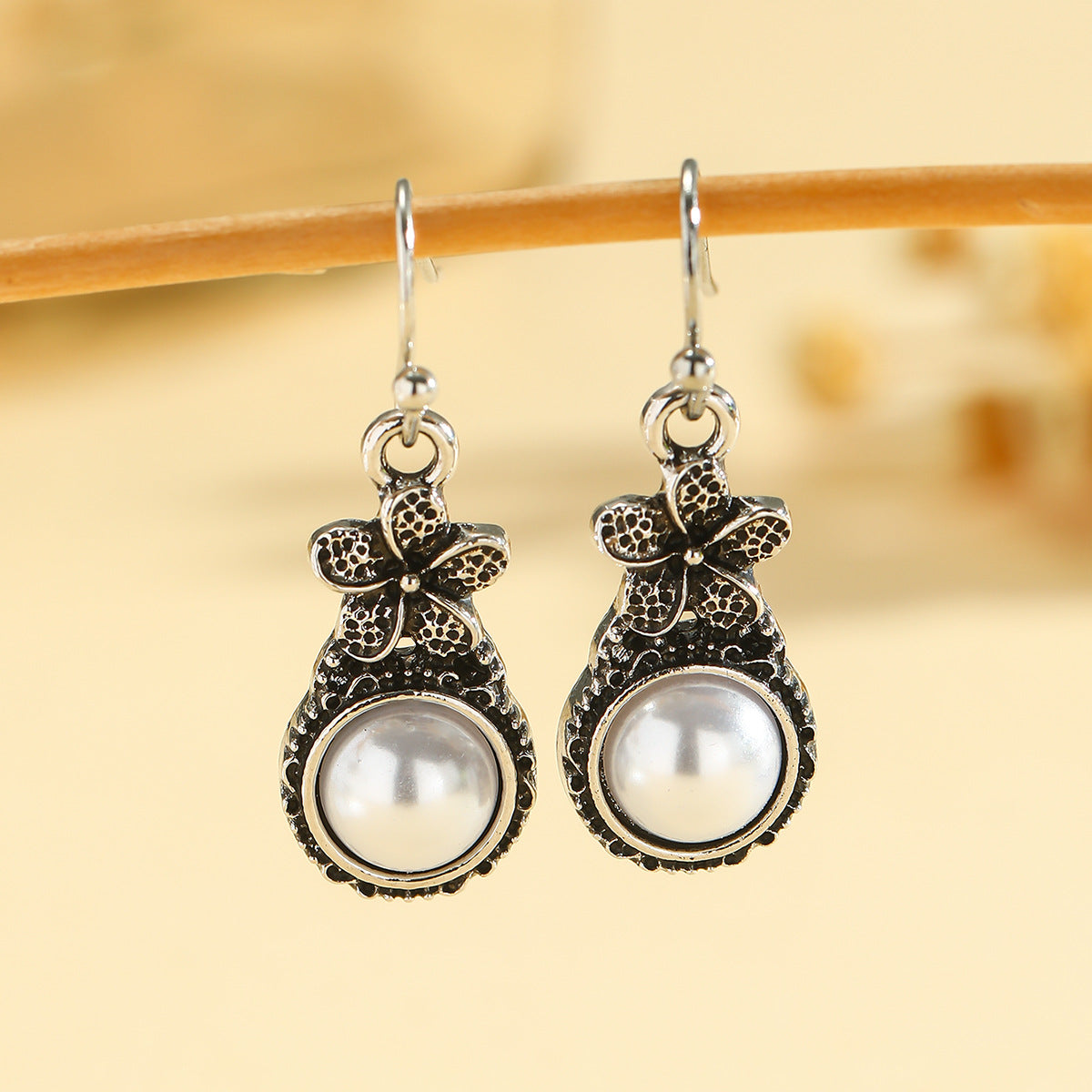 Wholesale Vintage silver-plated flower inlaid pearl earrings