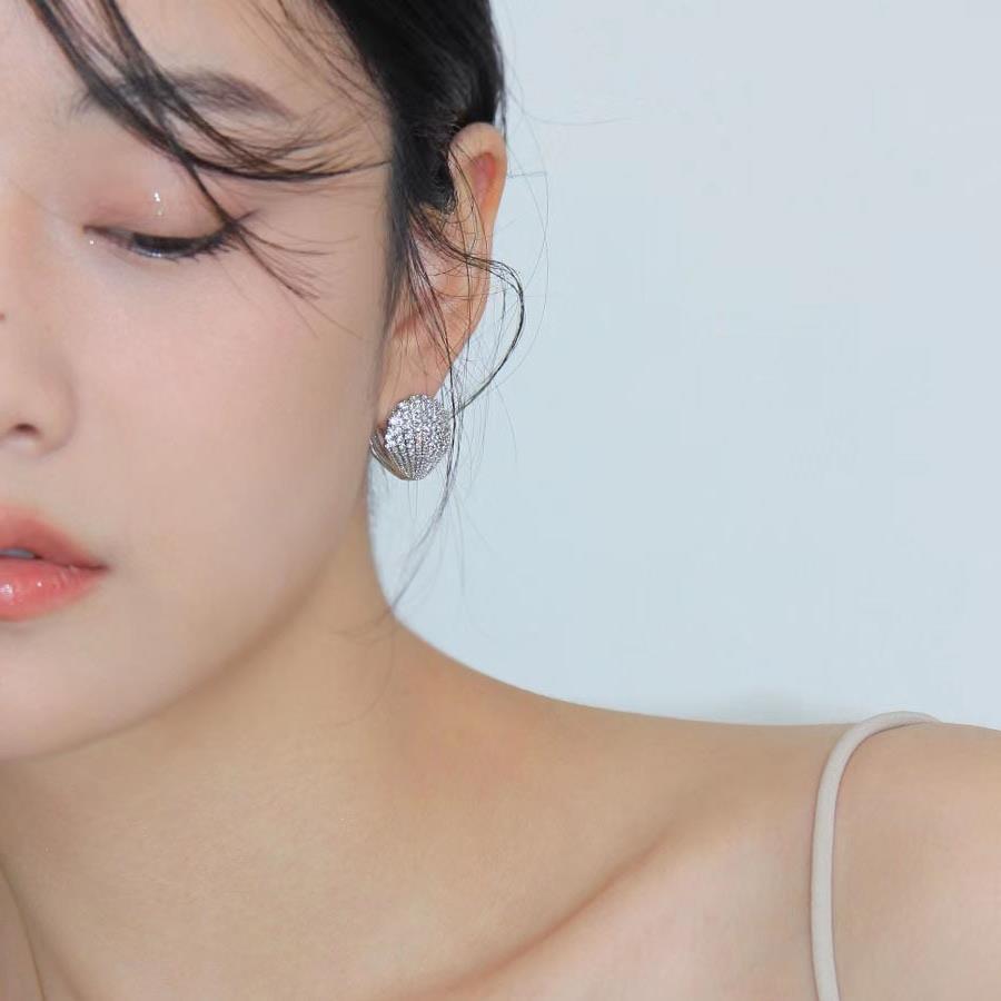 Wholesale luxury diamond-embedded shell ear buckle high-grade elegant white collar exquisite goddess jewelry Valentine's Day