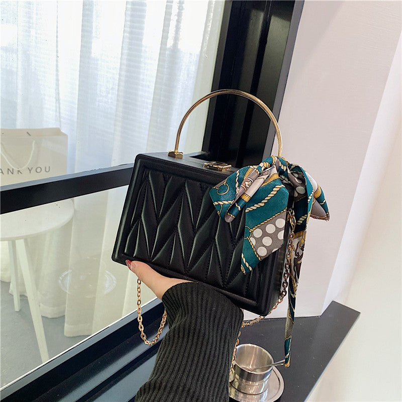 Wholesale Acrylic Hard Shell Diamond Patterned Steel Wire Chain Crossbody Box Handbag