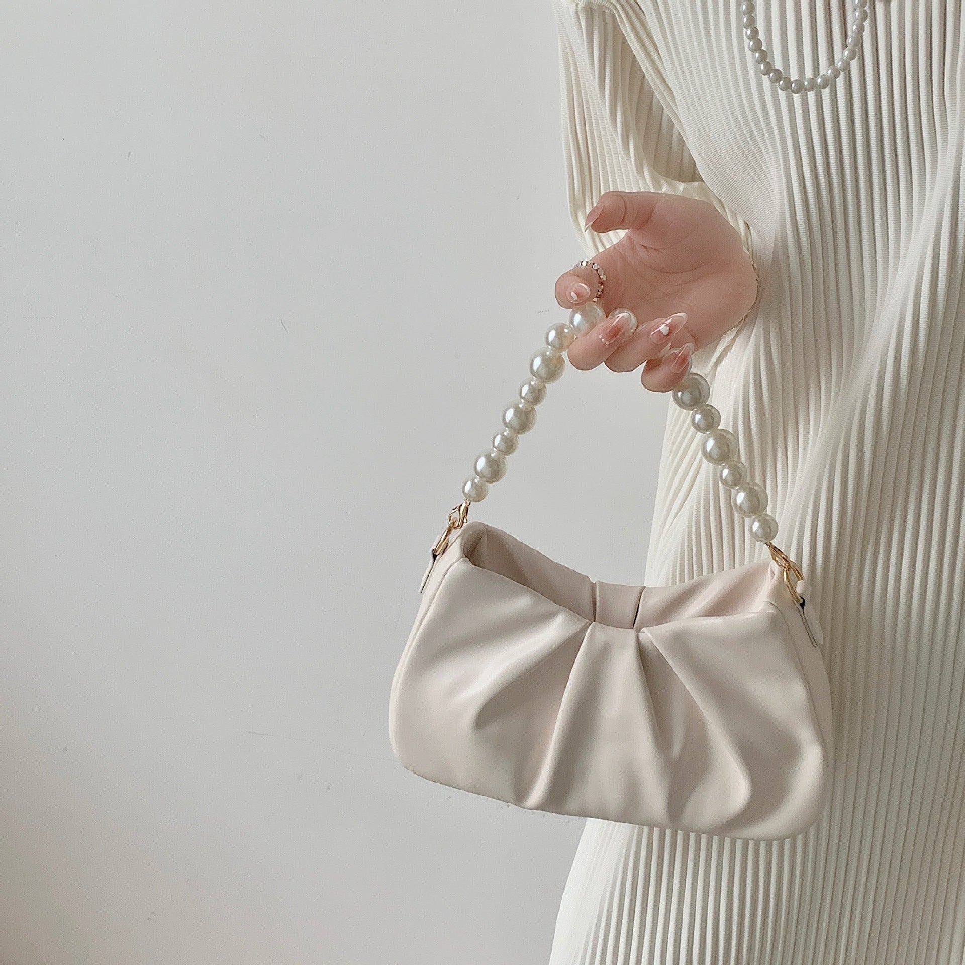 Wholesale Pearl Cloud White Pleated Shoulder Bag