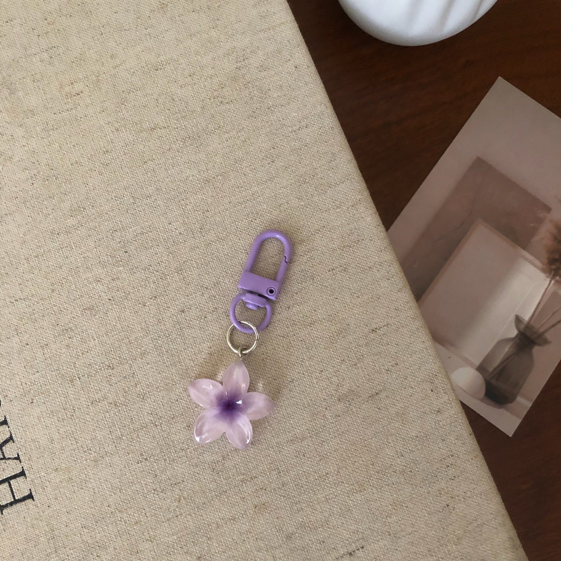 Wholesale Colorful transparent small flower keychain