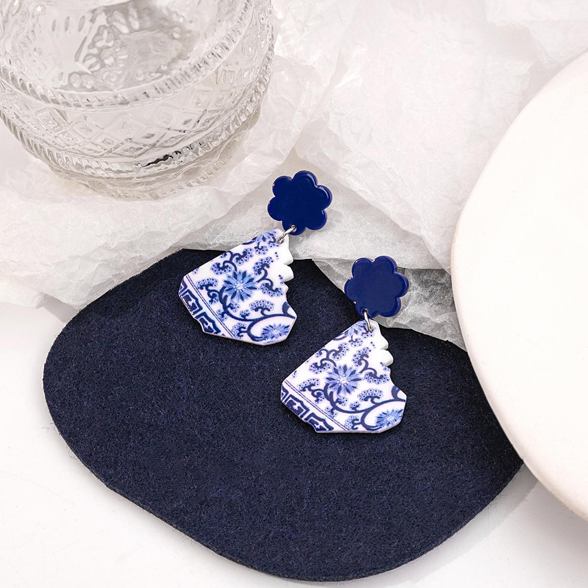 Wholesale blue and white porcelain fragment retro acrylic blue elegant geometric earrings