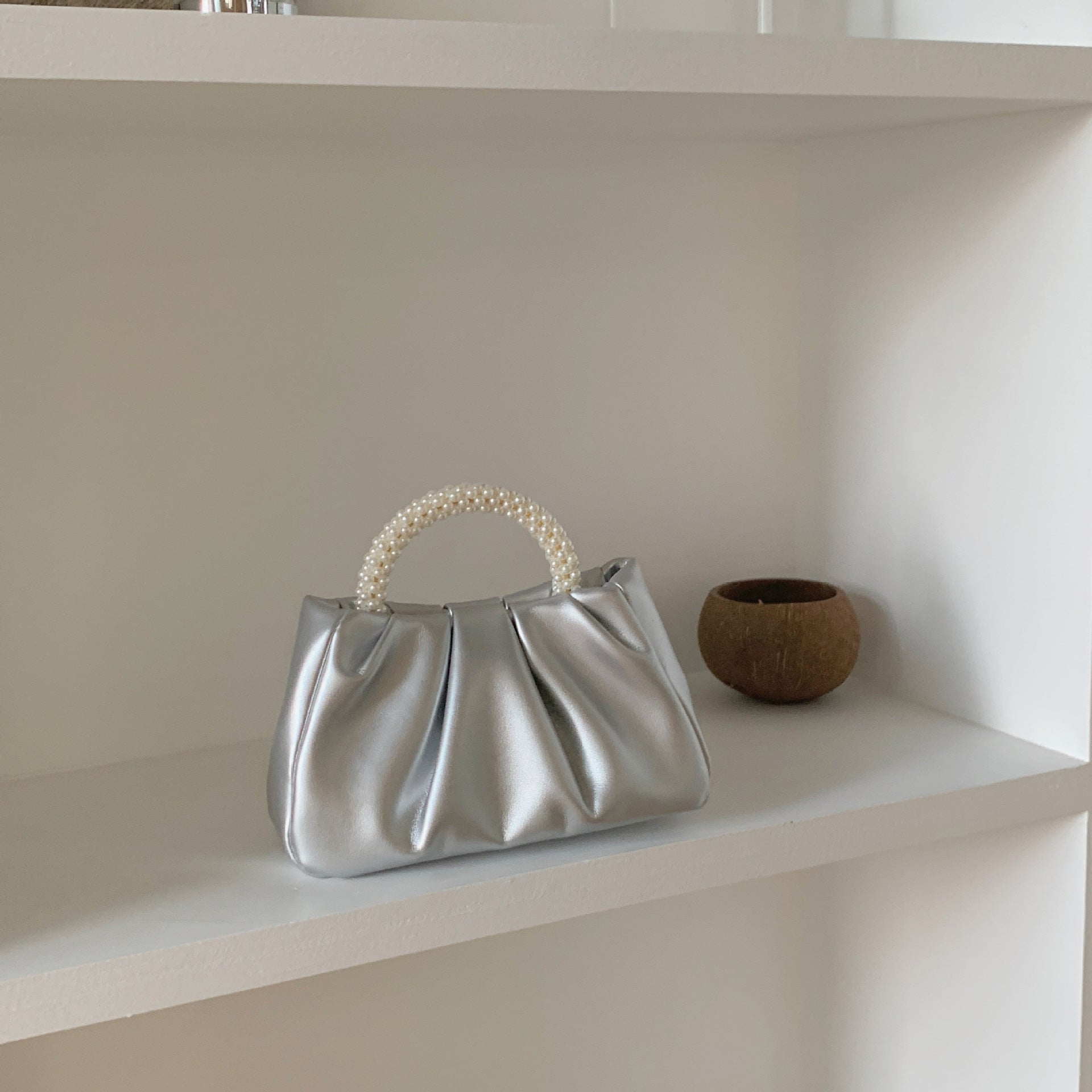 Wholesale Fashion Pleated Pearl Handbag Cloud Bag