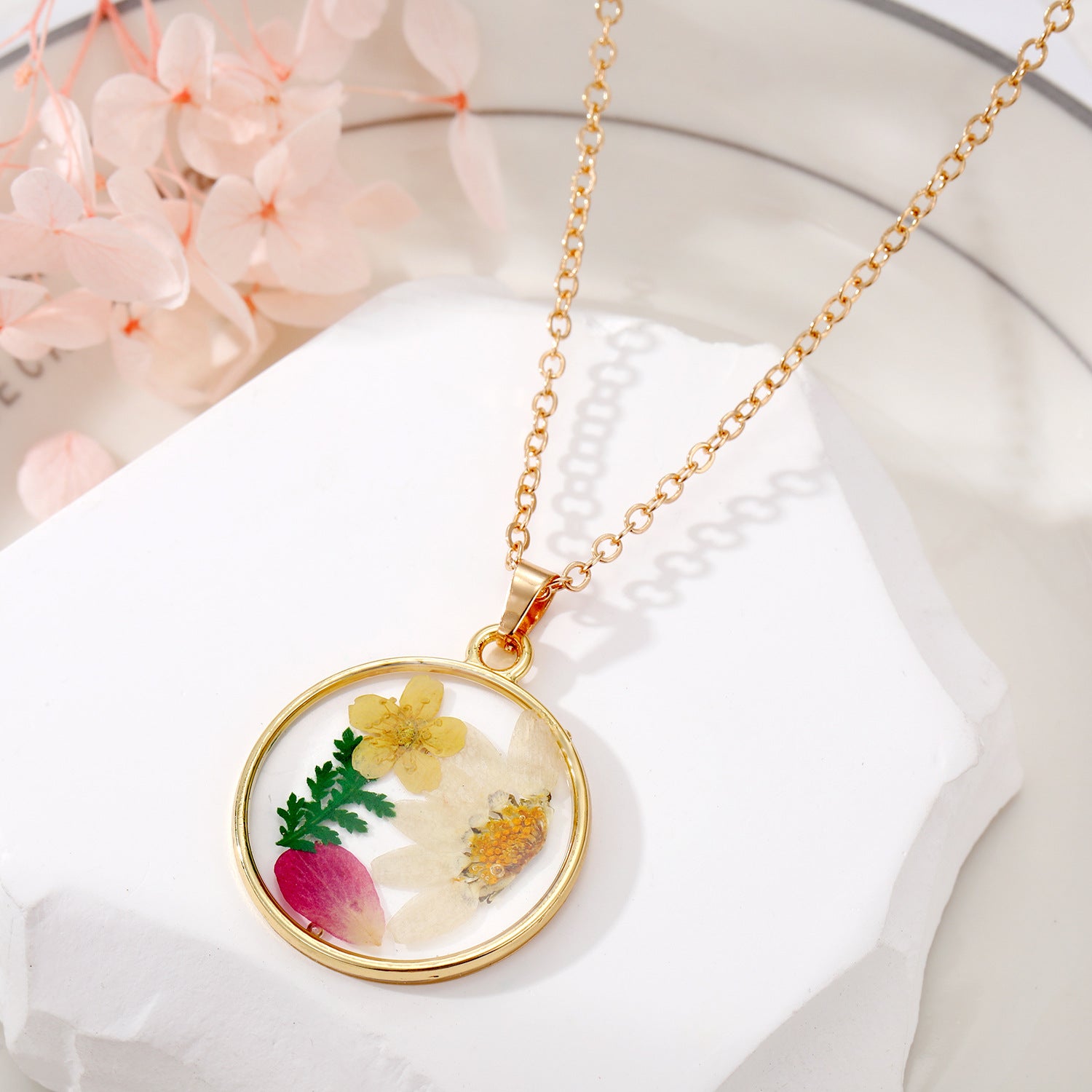 Wholesale Bohemian natural dried flower polygonal epoxy pendant necklace