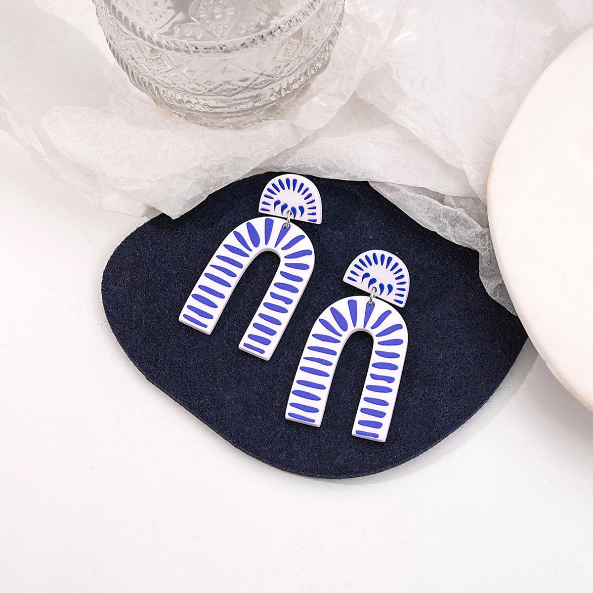 Wholesale blue and white porcelain fragment retro acrylic blue elegant geometric earrings