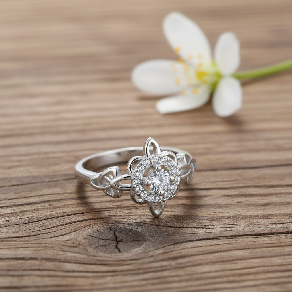 Wholesale Ring for women with a unique light luxury niche